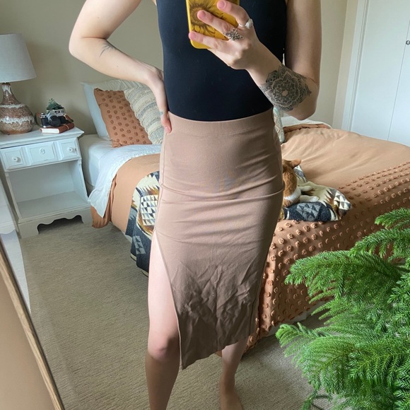 Aritzia skirt - Picture 3 of 4